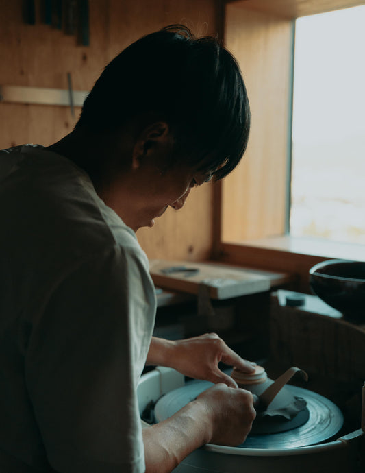 【陶芸家：岩崎龍二】光と白のあいだで
